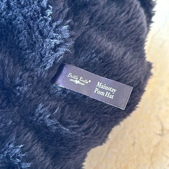 Britt’s Knits Mainstay Plushed-lined Pom Hat in marbled green - Picture 5 of 8